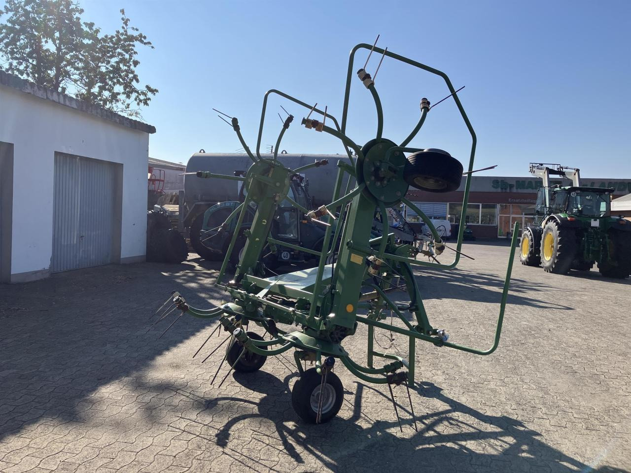 Krone KW 5.52/4x7 - 翻草机/ 搂草机:图4 Krone KW 5.52/4x7 - 翻草机/ 搂草机:图4