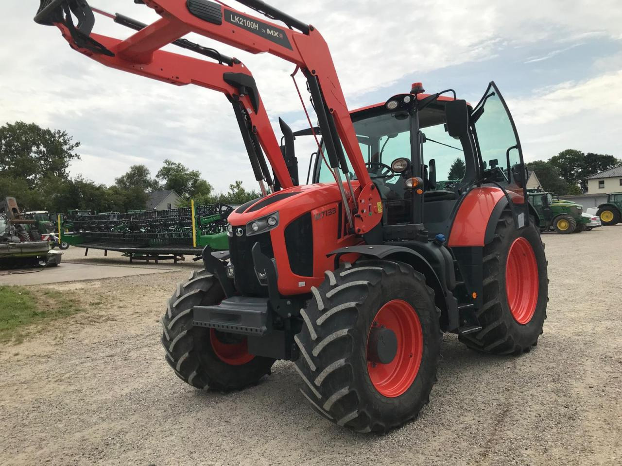 Kubota M7133 - 拖拉机:图1 Kubota M7133 - 拖拉机:图1