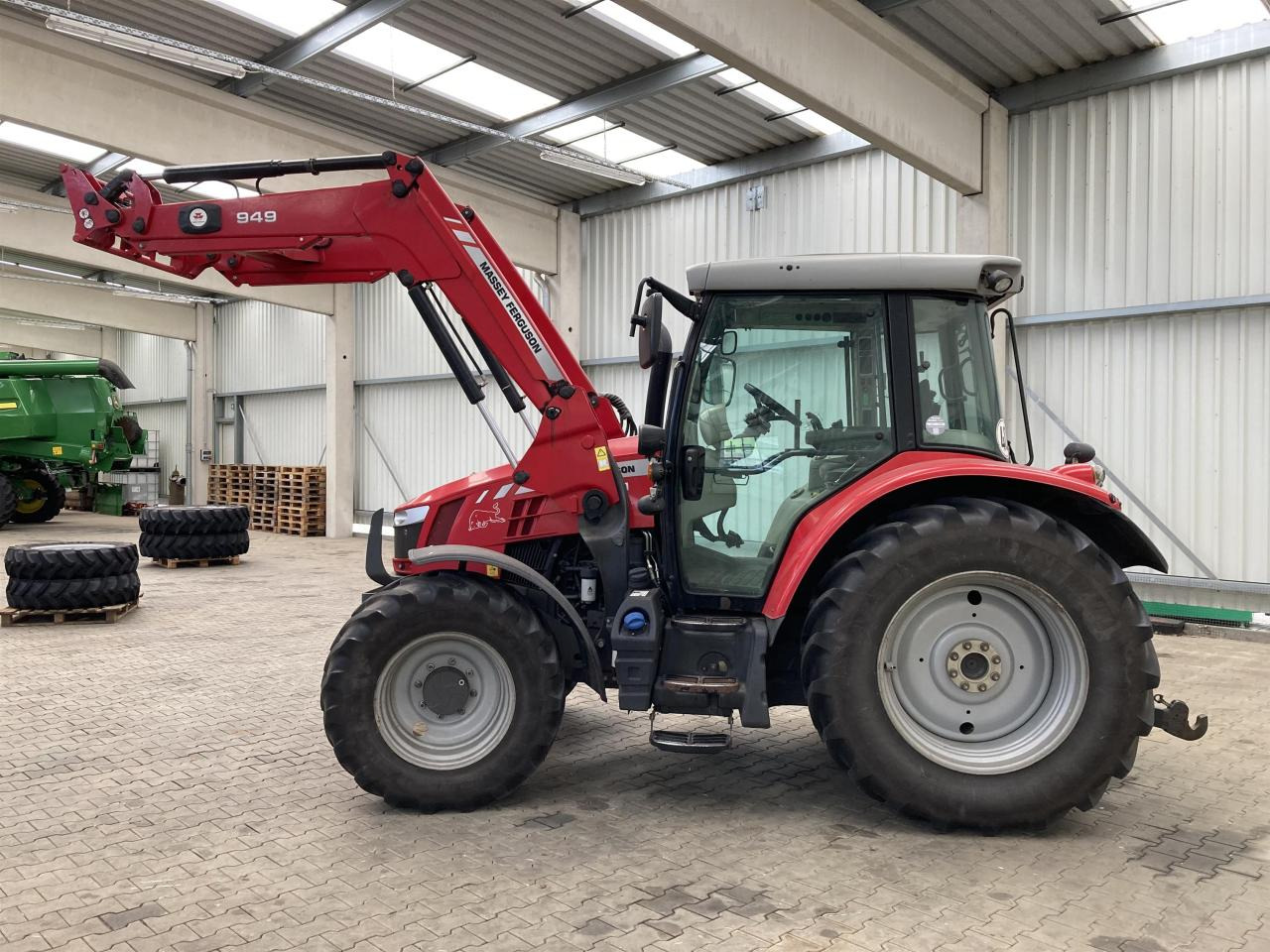 Massey Ferguson 5611 Dyna 4 - 拖拉机:图2 Massey Ferguson 5611 Dyna 4 - 拖拉机:图2