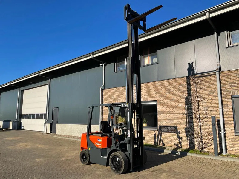 Doosan D30G Yanmar 3 ton Triplex Freelift Sideshift Diesel Heftruck 470 cm hefhoogte - 柴油叉车:图2 Doosan D30G Yanmar 3 ton Triplex Freelift Sideshift Diesel Heftruck 470 cm hefhoogte - 柴油叉车:图2