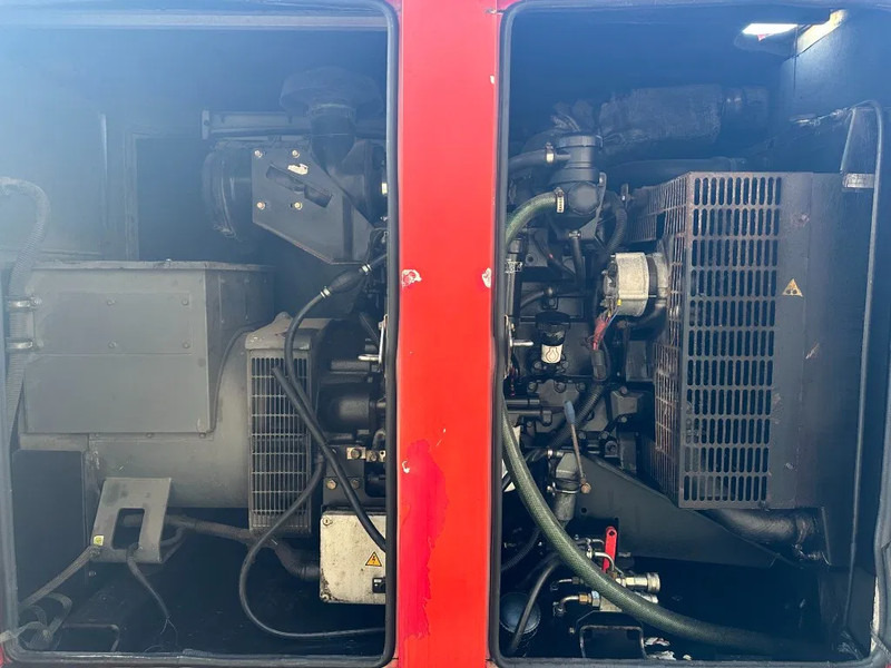 SDMO R110 C3 John Deere Leroy Somer 110 kVA Silent Rental generatorset Stage 3A - 发电机组:图4 SDMO R110 C3 John Deere Leroy Somer 110 kVA Silent Rental generatorset Stage 3A - 发电机组:图4