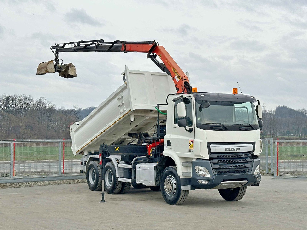 DAF CF 410 * Kipper 4,90 m + PK 16001 - K B * 6x4 - 翻斗车, 起重车:图2 DAF CF 410 * Kipper 4,90 m + PK 16001 - K B * 6x4 - 翻斗车, 起重车:图2