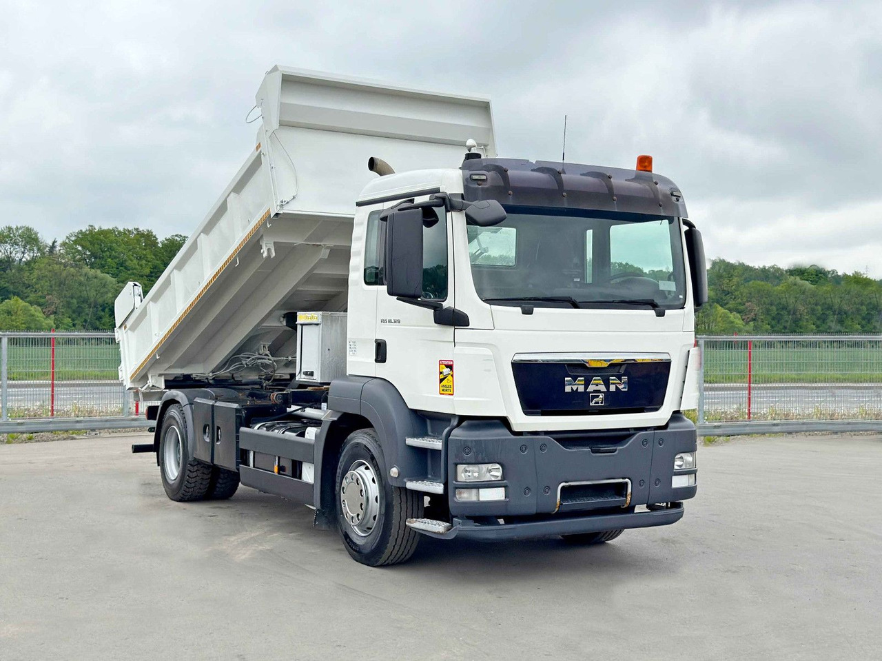 MAN TGS 18.320 * KIPPER 4,95m + BORDMATIC*TOPZUSTAND - 翻斗车, 起重车:图2 MAN TGS 18.320 * KIPPER 4,95m + BORDMATIC*TOPZUSTAND - 翻斗车, 起重车:图2