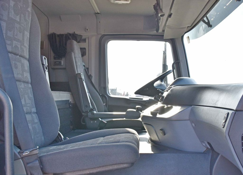 Interior photo 1: 起重车, 牵引车 Mercedes-Benz ACTROS 1844 * Sattelzugmaschine *HIAB 330-5/FUNK Mercedes-Benz ACTROS 1844 * Sattelzugmaschine *HIAB 330-5/FUNK