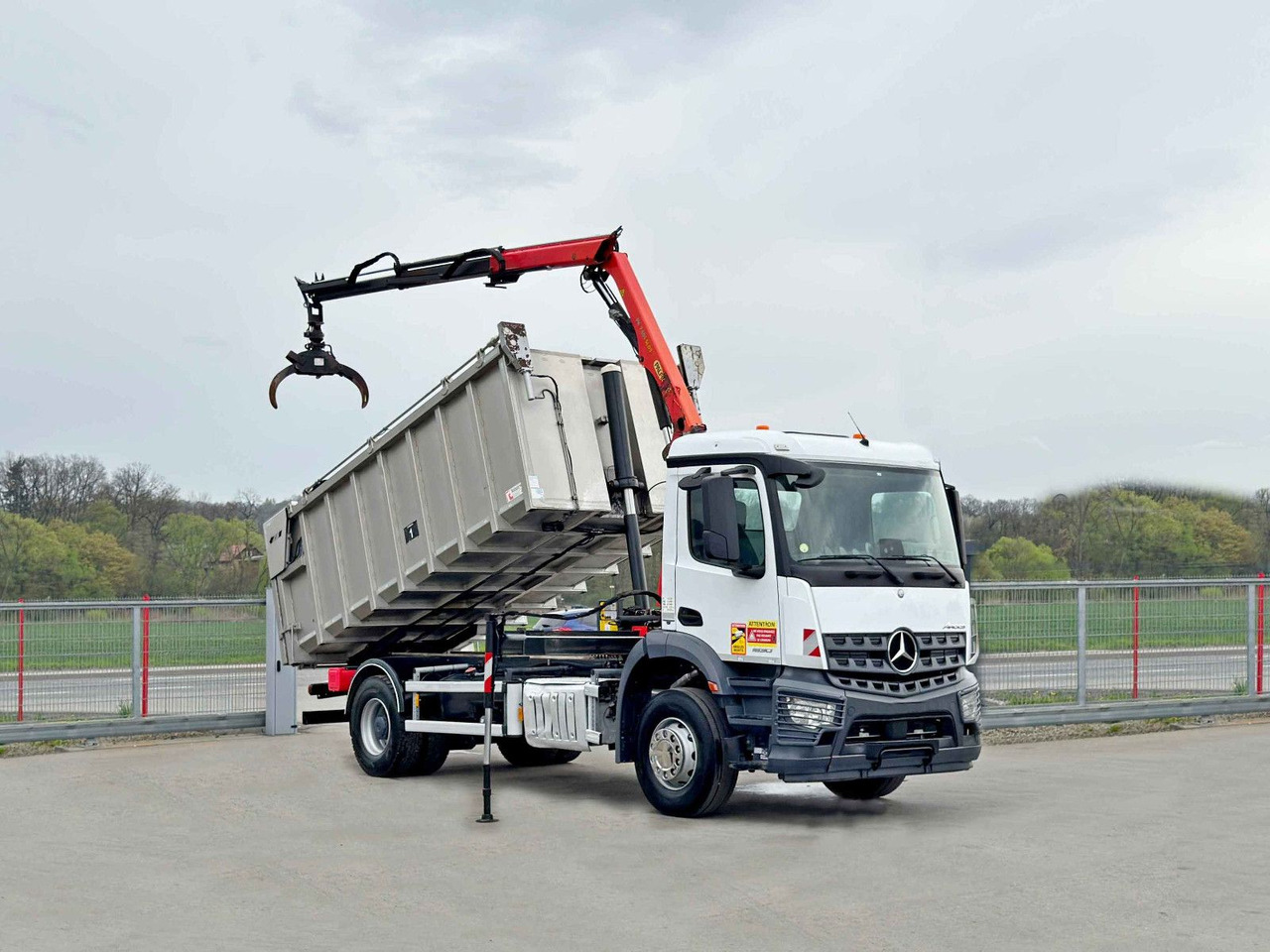 Mercedes-Benz AROCS 1830* KIPPER 5,00m * PK 7.501 SLD A + FUNK - 翻斗车, 起重车:图2 Mercedes-Benz AROCS 1830* KIPPER 5,00m * PK 7.501 SLD A + FUNK - 翻斗车, 起重车:图2