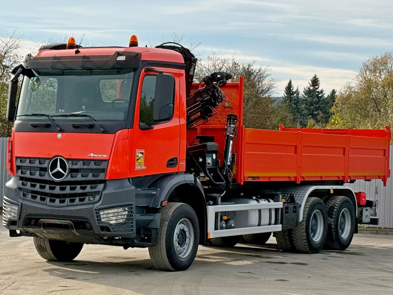 Mercedes-Benz AROCS 2640 *HIAB 144 BS - 3/FUNK + * 6x4 - 翻斗车, 起重车:图4 Mercedes-Benz AROCS 2640 *HIAB 144 BS - 3/FUNK + * 6x4 - 翻斗车, 起重车:图4