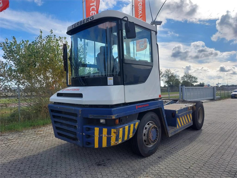 Terberg RT283 4x4 - 码头牵引车:图2 Terberg RT283 4x4 - 码头牵引车:图2