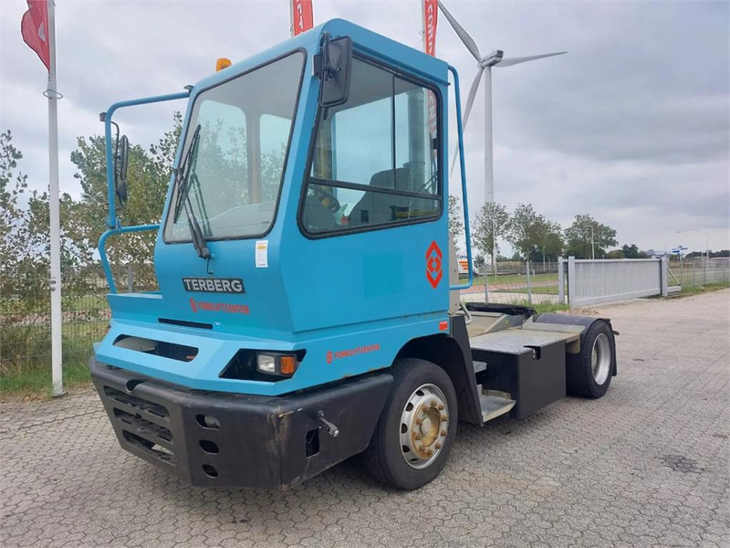 Terberg YT182 - 码头牵引车:图2 Terberg YT182 - 码头牵引车:图2
