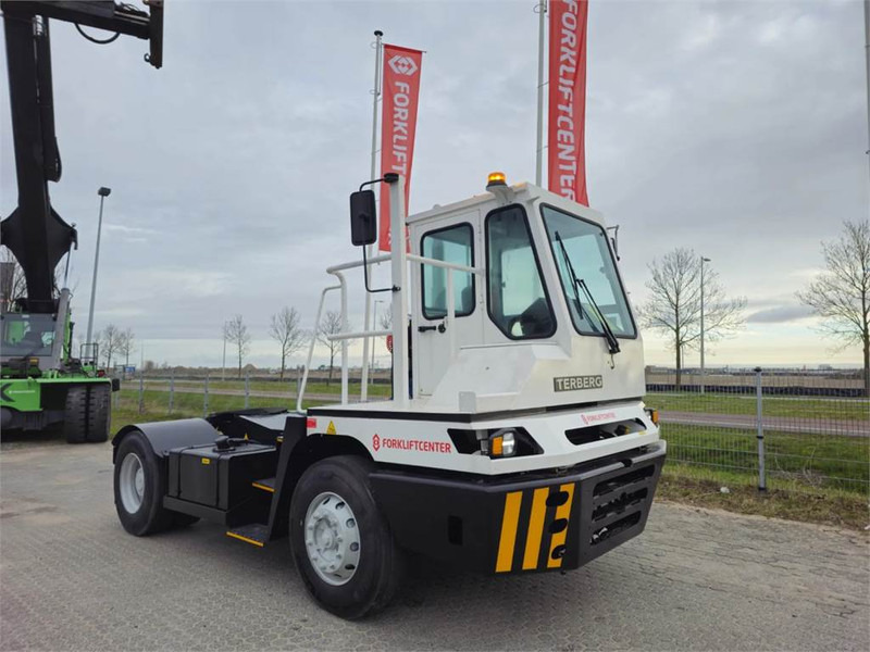Terberg YT220 - 码头牵引车:图1 Terberg YT220 - 码头牵引车:图1