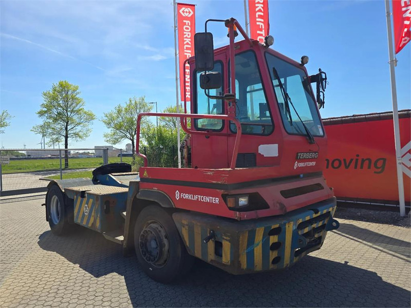 Terberg YT222 - 码头牵引车:图1 Terberg YT222 - 码头牵引车:图1