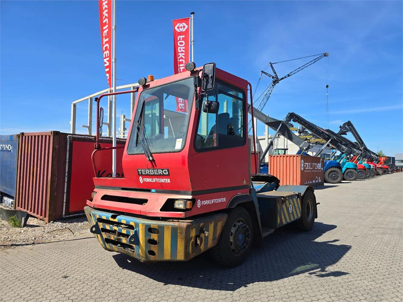 Terberg YT222 - 码头牵引车:图2 Terberg YT222 - 码头牵引车:图2