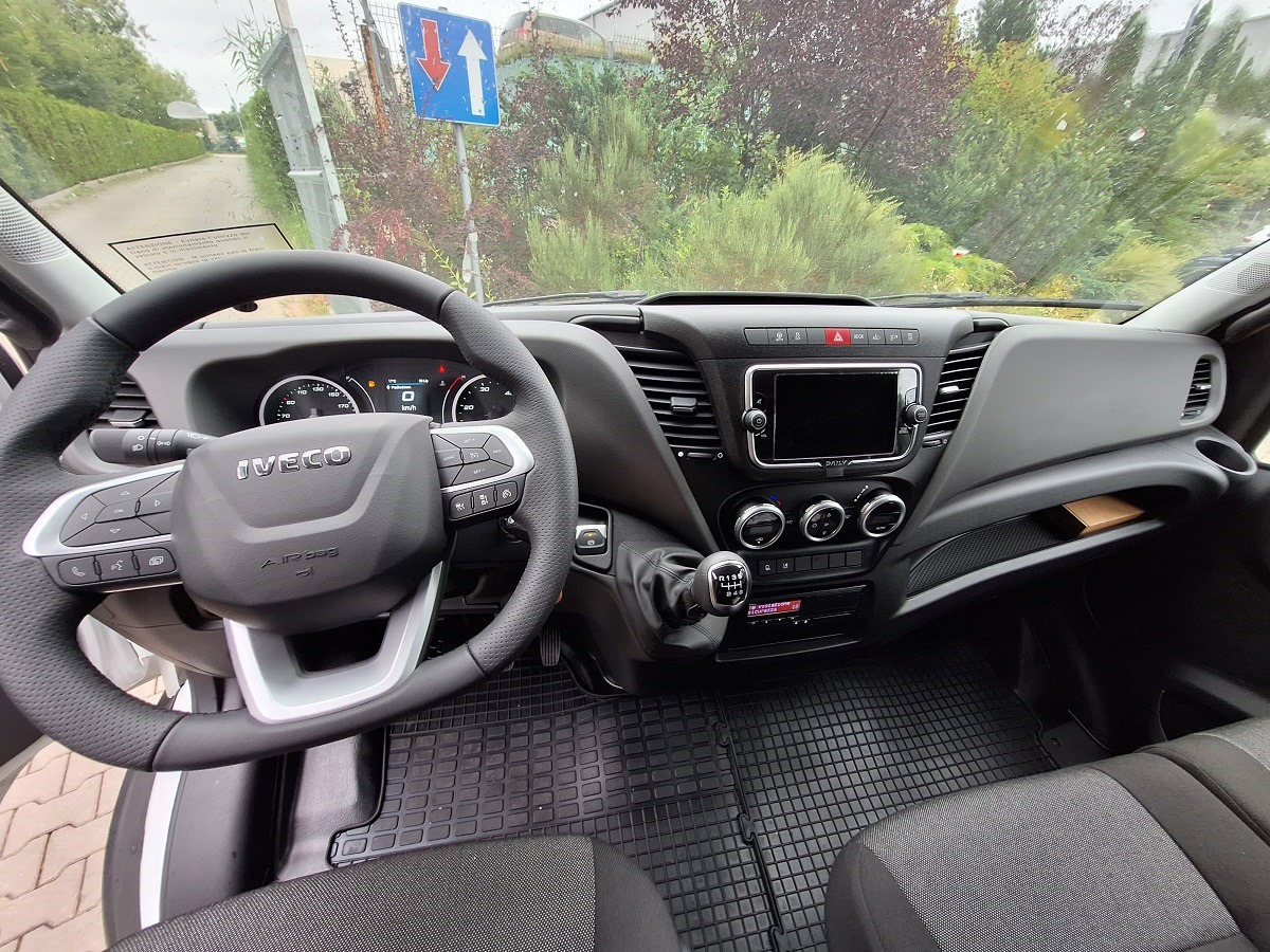 Iveco Daily 70C18A8 Backsleeper BÄR - 侧帘货车:图4 Iveco Daily 70C18A8 Backsleeper BÄR - 侧帘货车:图4