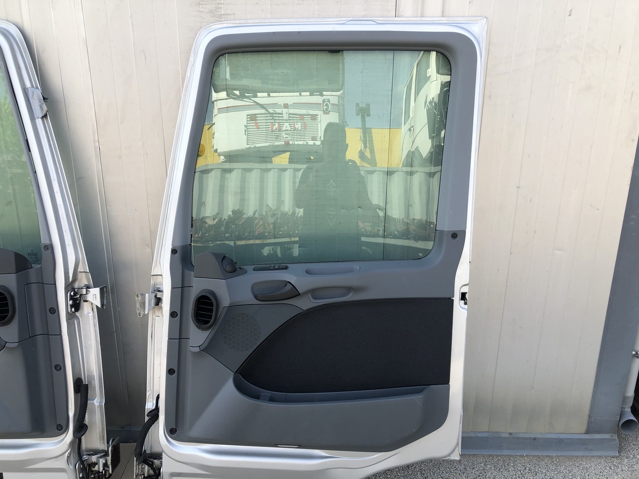 DOOR ACTROS MP2-3 LEFT AND RIGHT MEGA SPACE CAB - 车门及其零件 适用于 卡车:图3 DOOR ACTROS MP2-3 LEFT AND RIGHT MEGA SPACE CAB - 车门及其零件 适用于 卡车:图3