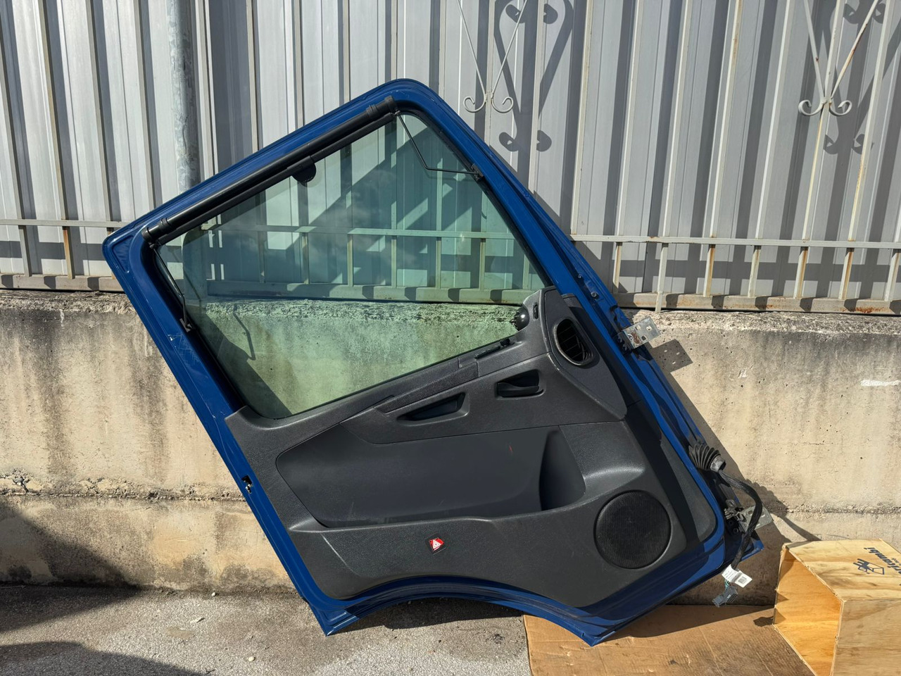 DOOR MERCEDES ATEGO 4 (LEFT AND RIGHT) - 驾驶室和内部:图5 DOOR MERCEDES ATEGO 4 (LEFT AND RIGHT) - 驾驶室和内部:图5