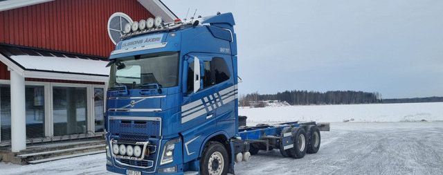 Volvo FH750 6x4 nostotelillä - 驾驶室底盘卡车:图1 Volvo FH750 6x4 nostotelillä - 驾驶室底盘卡车:图1