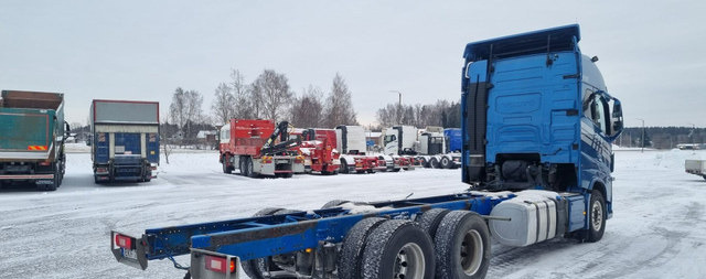 Volvo FH750 6x4 nostotelillä - 驾驶室底盘卡车:图2 Volvo FH750 6x4 nostotelillä - 驾驶室底盘卡车:图2
