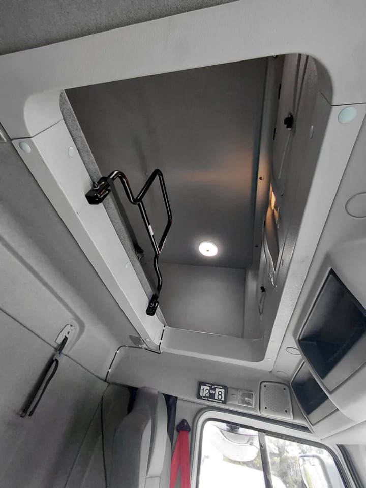 2017 Renault D12 4×2 Double Sleeper Curtainsider - 侧帘卡车:图3 2017 Renault D12 4×2 Double Sleeper Curtainsider - 侧帘卡车:图3