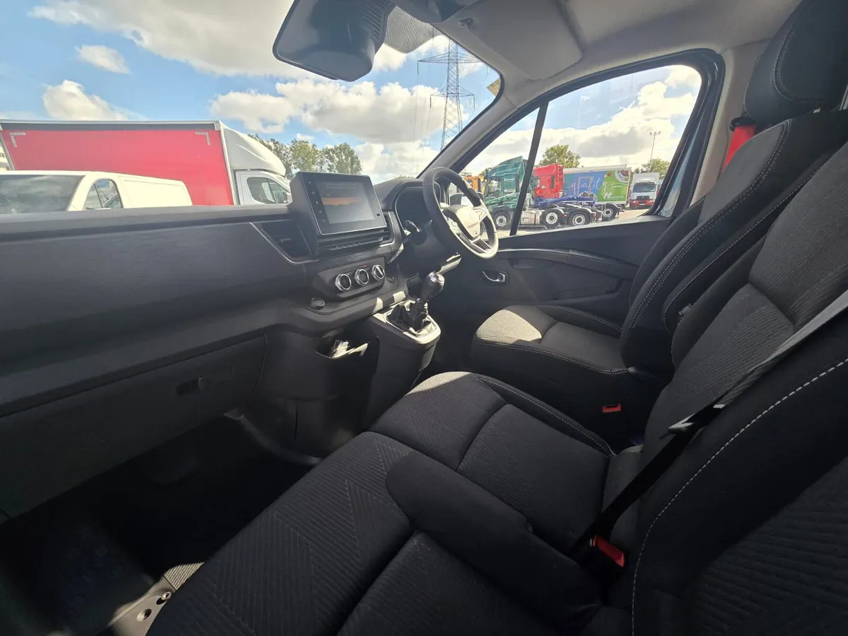 NEW Renault Trafic Exclusive 170BHP/150BHP Manual White - 无侧窗厢式货车:图2 NEW Renault Trafic Exclusive 170BHP/150BHP Manual White - 无侧窗厢式货车:图2