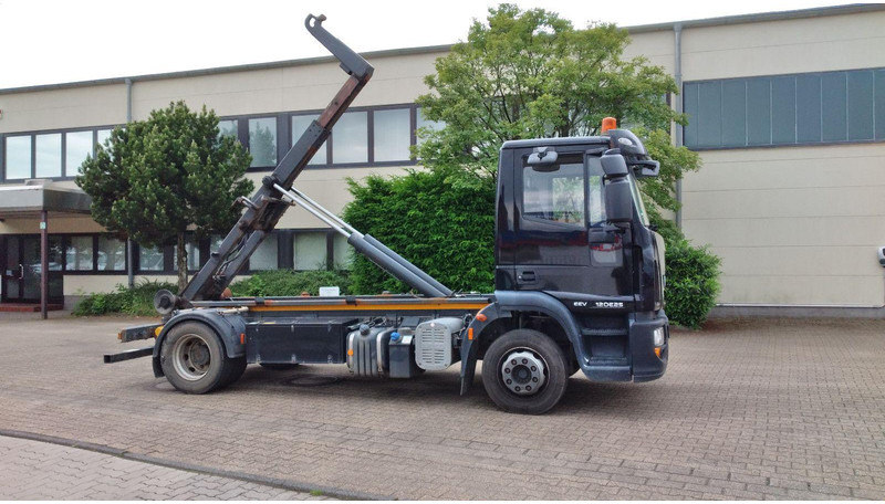 Iveco Eurocargo 120E25 - 栏板式/ 平板卡车, 起重车:图1 Iveco Eurocargo 120E25 - 栏板式/ 平板卡车, 起重车:图1