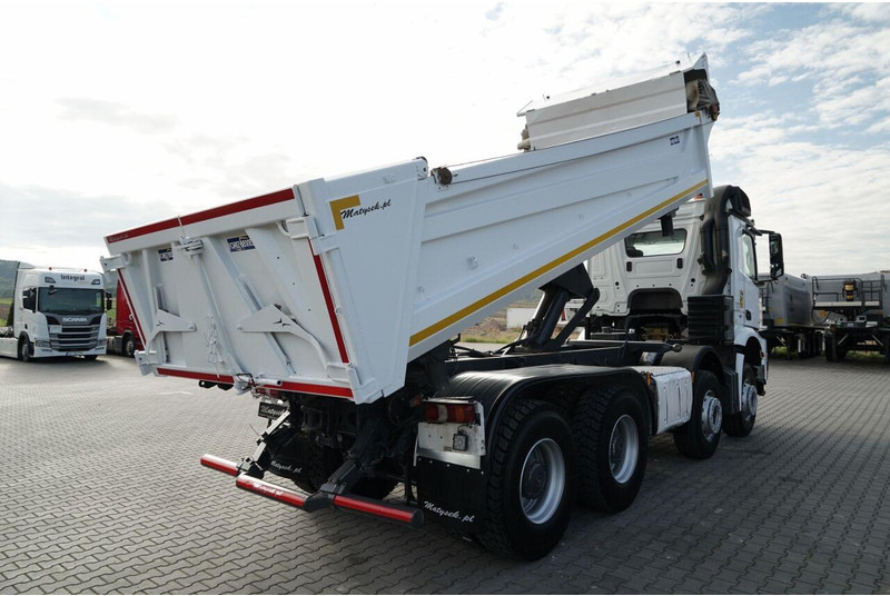 Mercedes-Benz AROCS 3243 / 8x4 / WYWROTKA DWUSTRONNA / HYDROBURTA / BORDMATIC - 翻斗车:图4 Mercedes-Benz AROCS 3243 / 8x4 / WYWROTKA DWUSTRONNA / HYDROBURTA / BORDMATIC - 翻斗车:图4