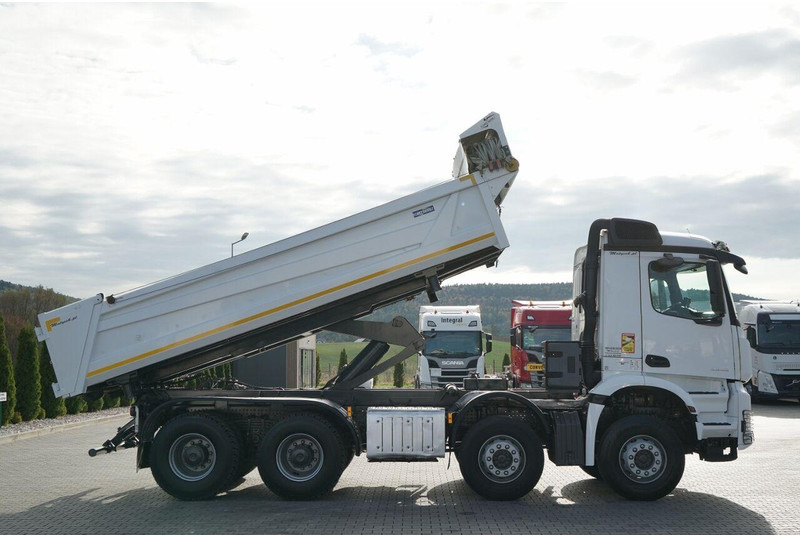 Mercedes-Benz AROCS 3243 / 8x4 / WYWROTKA DWUSTRONNA / HYDROBURTA / BORDMATIC - 翻斗车:图5 Mercedes-Benz AROCS 3243 / 8x4 / WYWROTKA DWUSTRONNA / HYDROBURTA / BORDMATIC - 翻斗车:图5