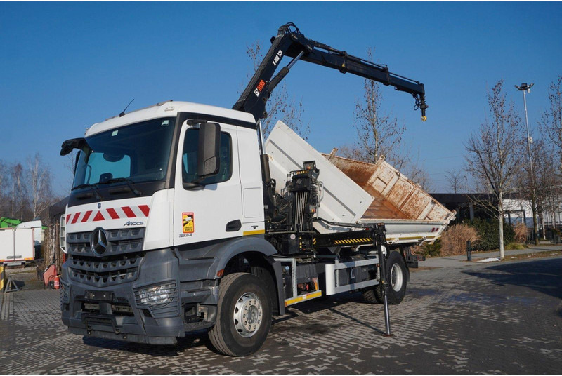 Mercedes-Benz Arocs 1833 3-Way Tipper Crane HIAB X-DUO 128 B - 翻斗车, 起重车:图1 Mercedes-Benz Arocs 1833 3-Way Tipper Crane HIAB X-DUO 128 B - 翻斗车, 起重车:图1