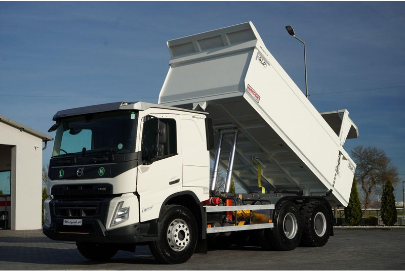 Volvo FMX 550 / 6x4 / WYWROTKA / WOZIDŁO / HARDOX / HYDRAULICZNA KLAPA - 翻斗车:图1 Volvo FMX 550 / 6x4 / WYWROTKA / WOZIDŁO / HARDOX / HYDRAULICZNA KLAPA - 翻斗车:图1