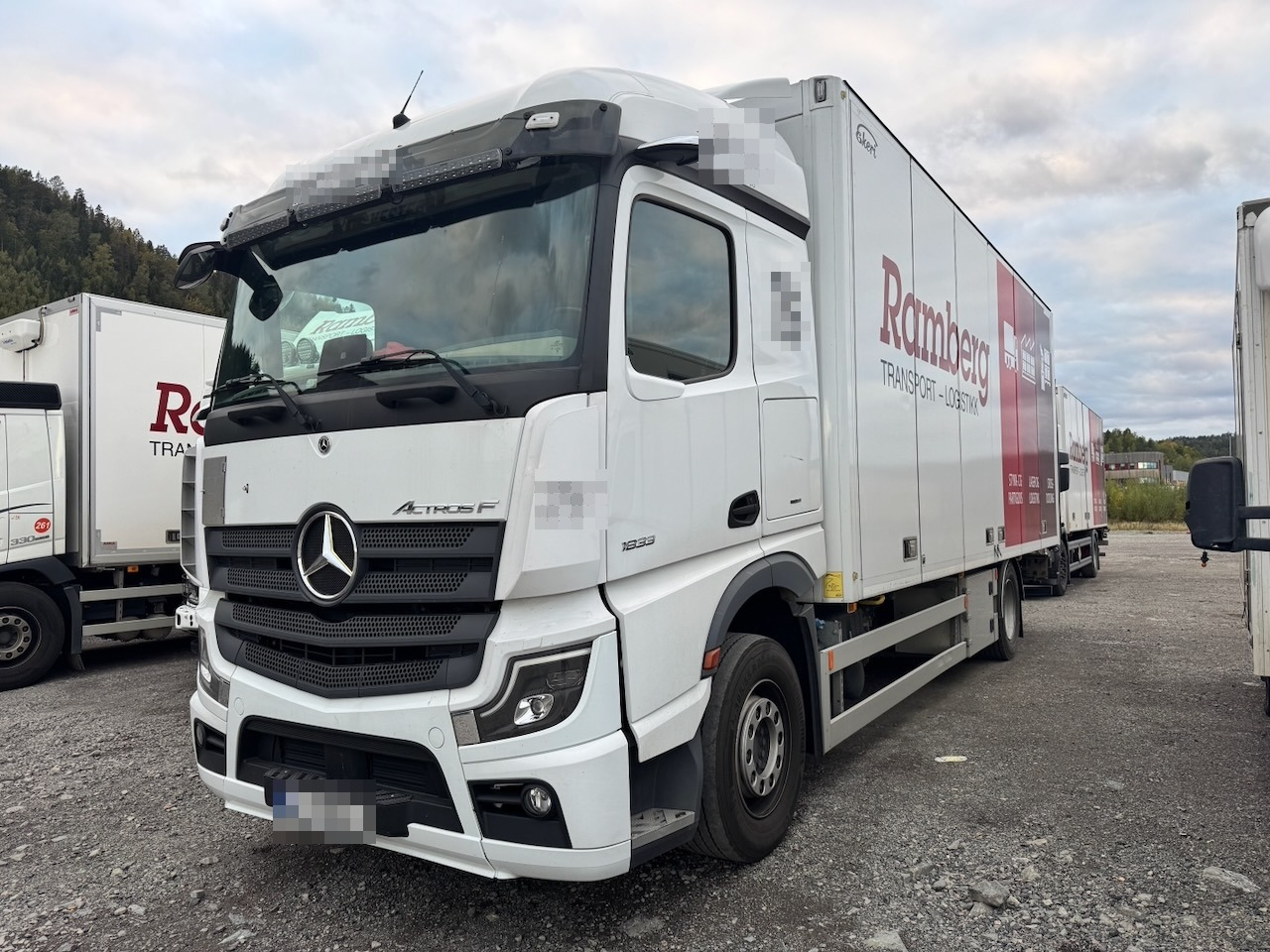 Mercedes Actros 1833 - 厢式卡车:图1 Mercedes Actros 1833 - 厢式卡车:图1