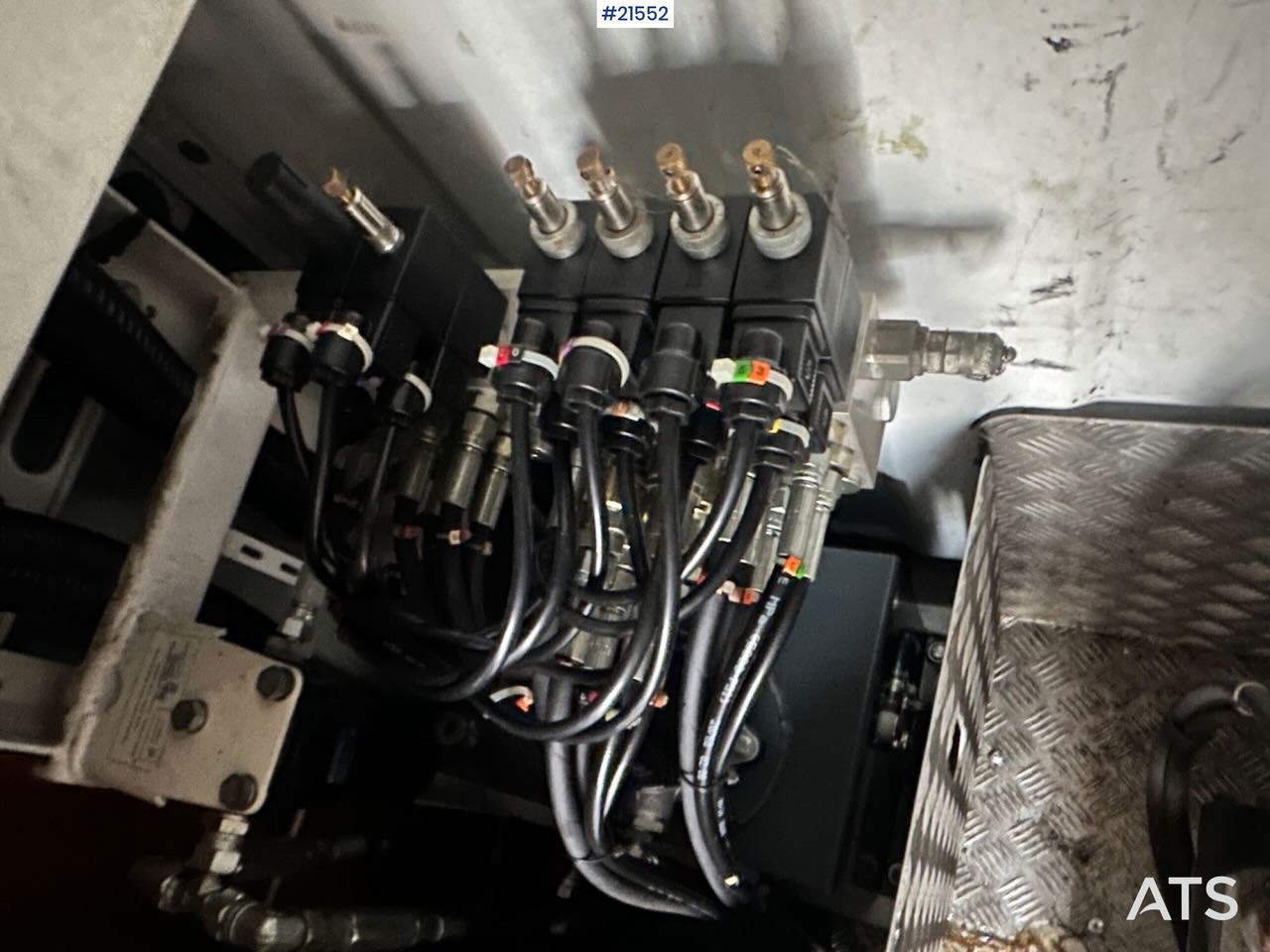 车载空中平台, 无侧窗厢式货车 Renault Master：图23