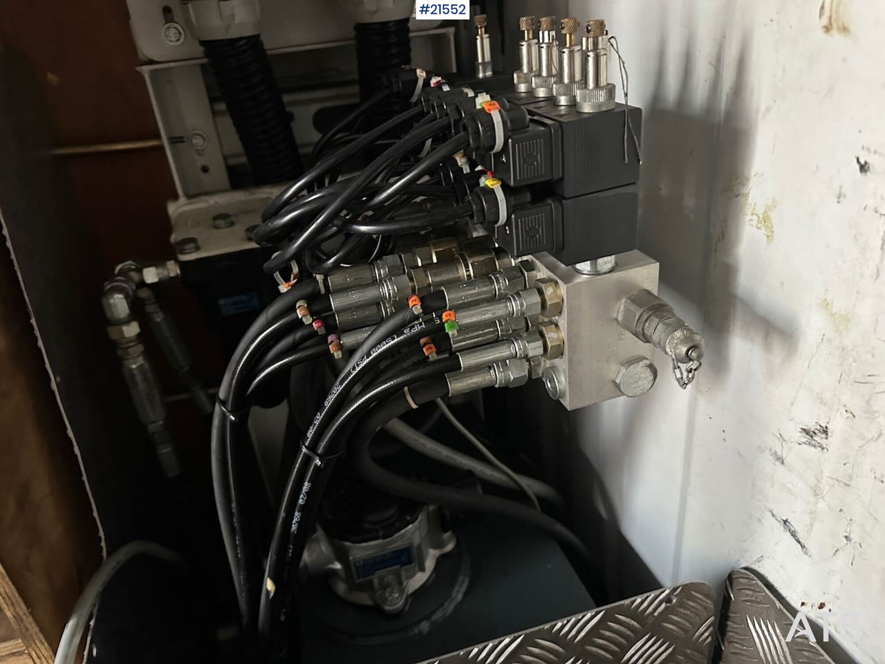 车载空中平台, 无侧窗厢式货车 Renault Master：图24