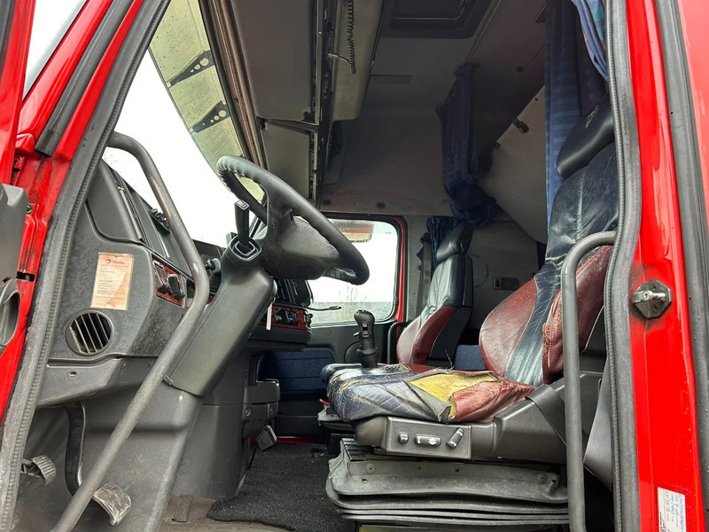 Interior photo 1: Volvo NH 12.460 4X2 460PK Globetrotter/ Manuel Gearbox / NL Truck 租赁 Volvo NH 12.460 4X2 460PK Globetrotter/ Manuel Gearbox / NL Truck