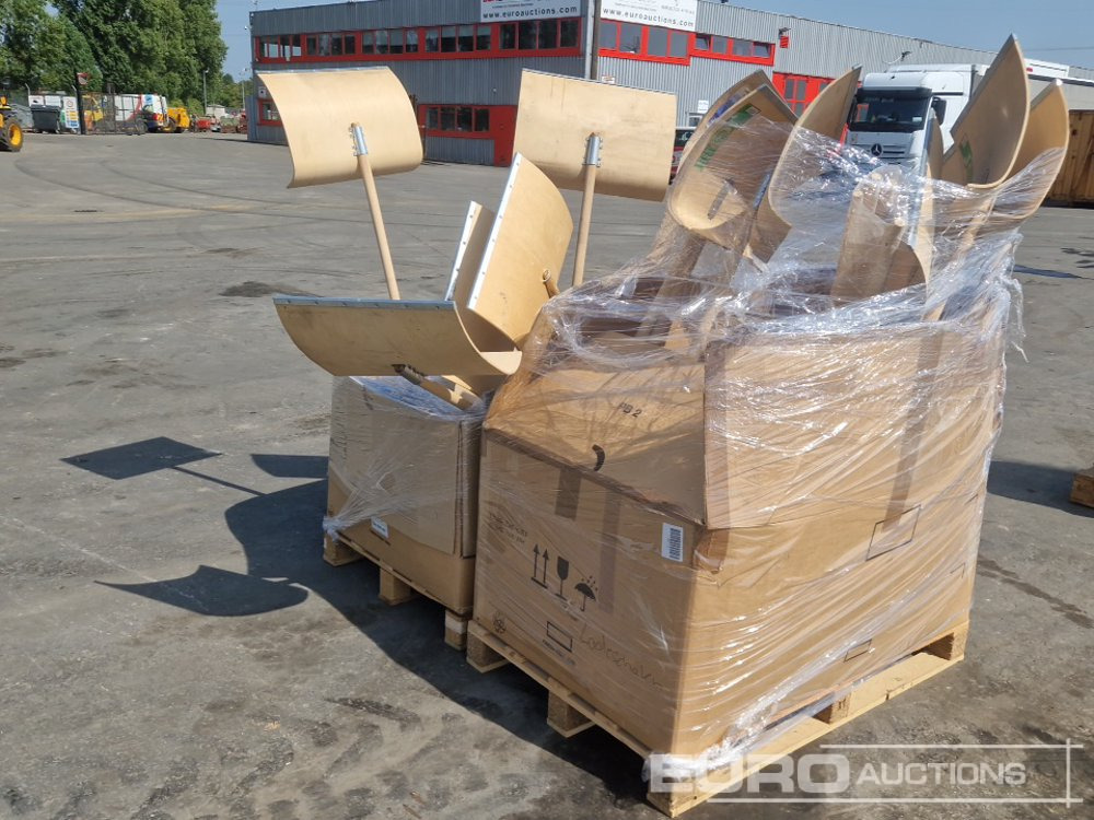 Pallet of Assorted Snow Shovels (Approx 160 of) (2 of) - 建筑设备:图1 Pallet of Assorted Snow Shovels (Approx 160 of) (2 of) - 建筑设备:图1