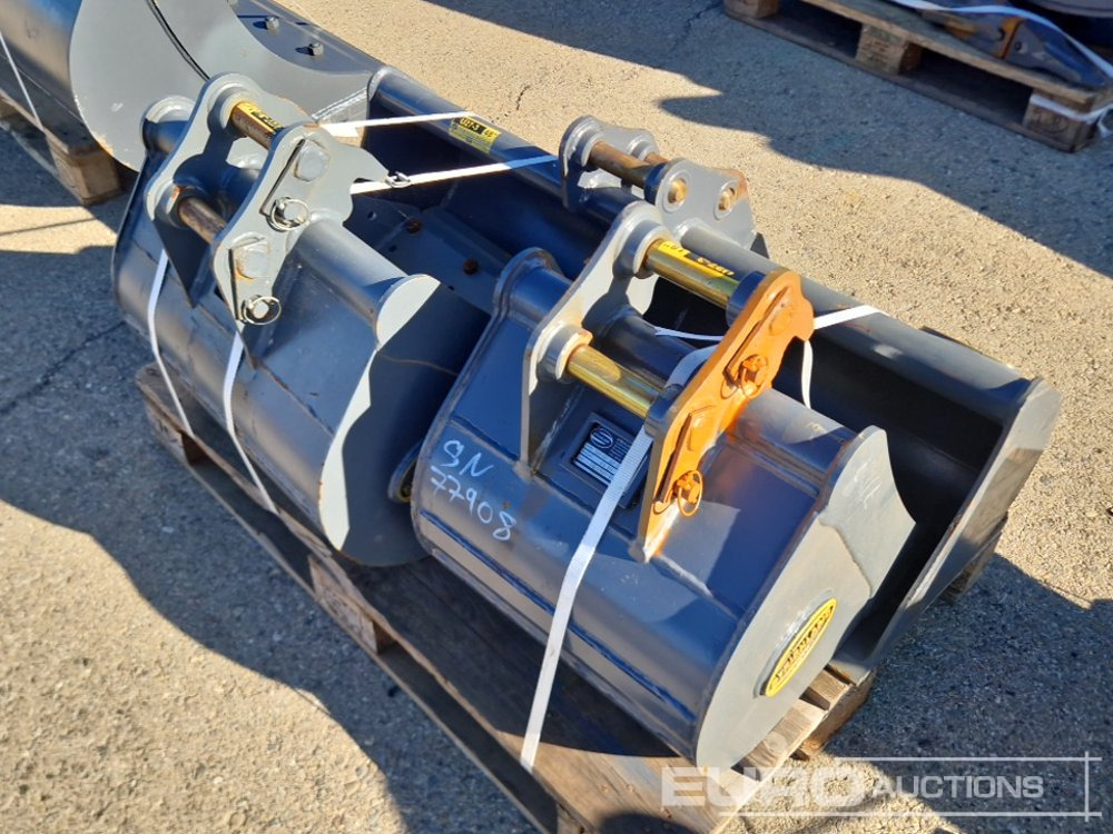 Strickland Set of U27 18" Digging Bucket (S/N 5031006042), U27 24" Digging Bucket (S/N 5030169083BD), U27 348D Cleaning Bucket (S/N 502450688) - 铲斗:图3 Strickland Set of U27 18" Digging Bucket (S/N 5031006042), U27 24" Digging Bucket (S/N 5030169083BD), U27 348D Cleaning Bucket (S/N 502450688) - 铲斗:图3