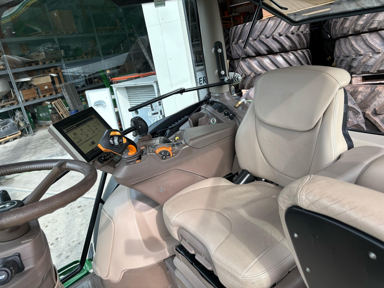 John Deere 6215 R - 拖拉机:图4 John Deere 6215 R - 拖拉机:图4