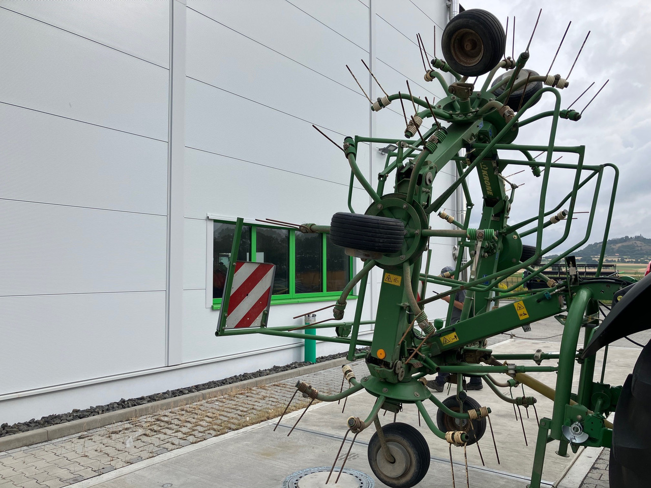 Krone KW 6.70/6 - 翻草机/ 搂草机:图2 Krone KW 6.70/6 - 翻草机/ 搂草机:图2