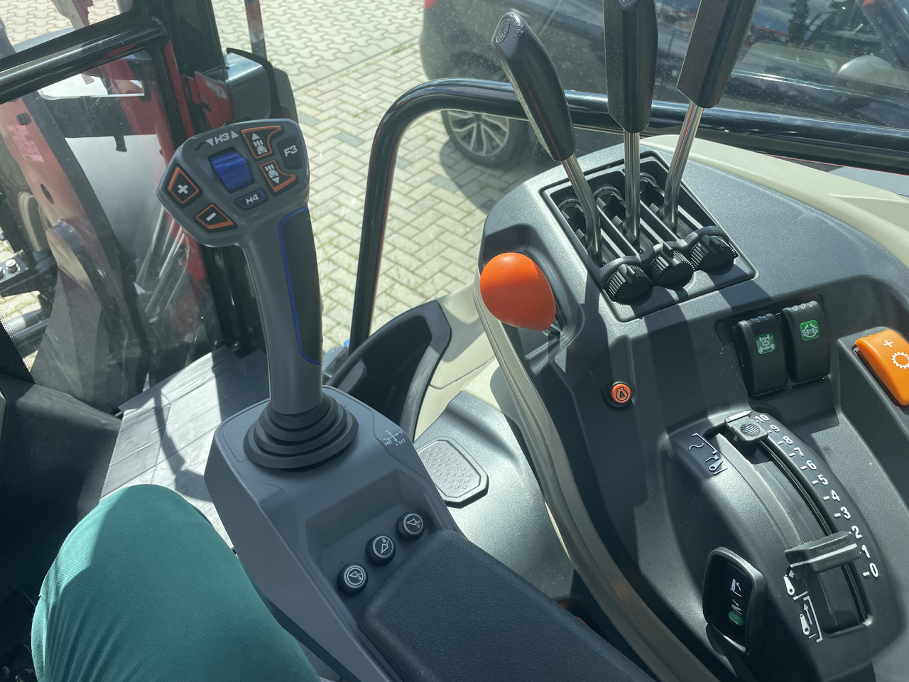 Massey Ferguson 5711M Dyna-4 4WD Cab - 拖拉机:图4 Massey Ferguson 5711M Dyna-4 4WD Cab - 拖拉机:图4