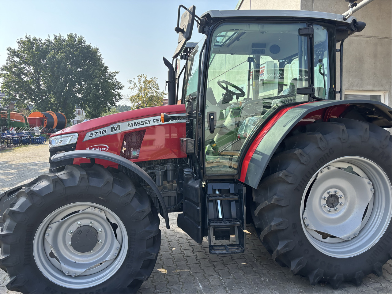 Massey Ferguson 5712M 4WD Cab Essential - 拖拉机:图3 Massey Ferguson 5712M 4WD Cab Essential - 拖拉机:图3