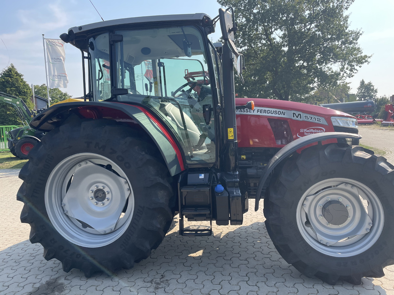 Massey Ferguson 5712M 4WD Cab Essential - 拖拉机:图1 Massey Ferguson 5712M 4WD Cab Essential - 拖拉机:图1