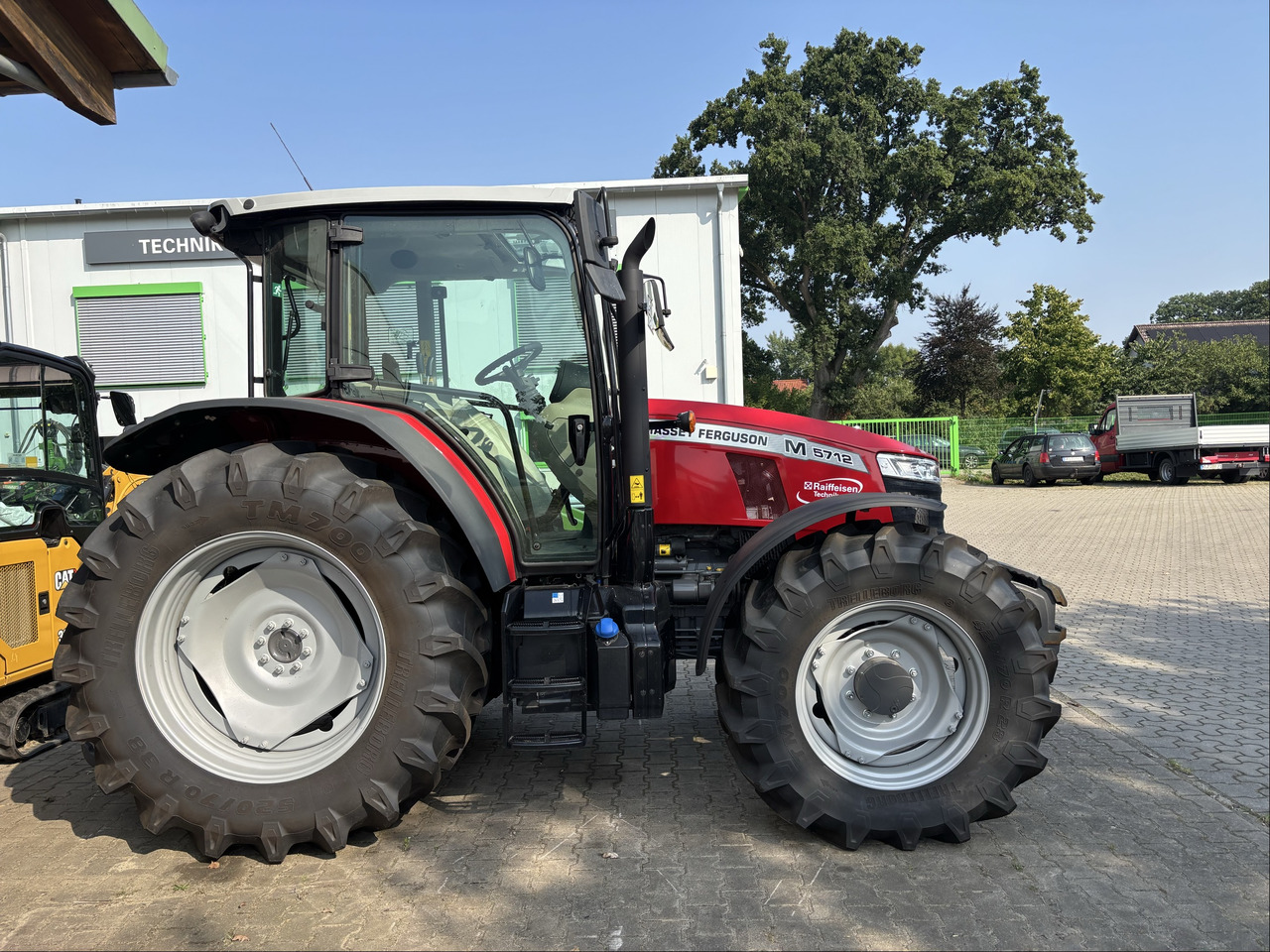 Massey Ferguson 5712M 4WD Cab Essential - 拖拉机:图1 Massey Ferguson 5712M 4WD Cab Essential - 拖拉机:图1