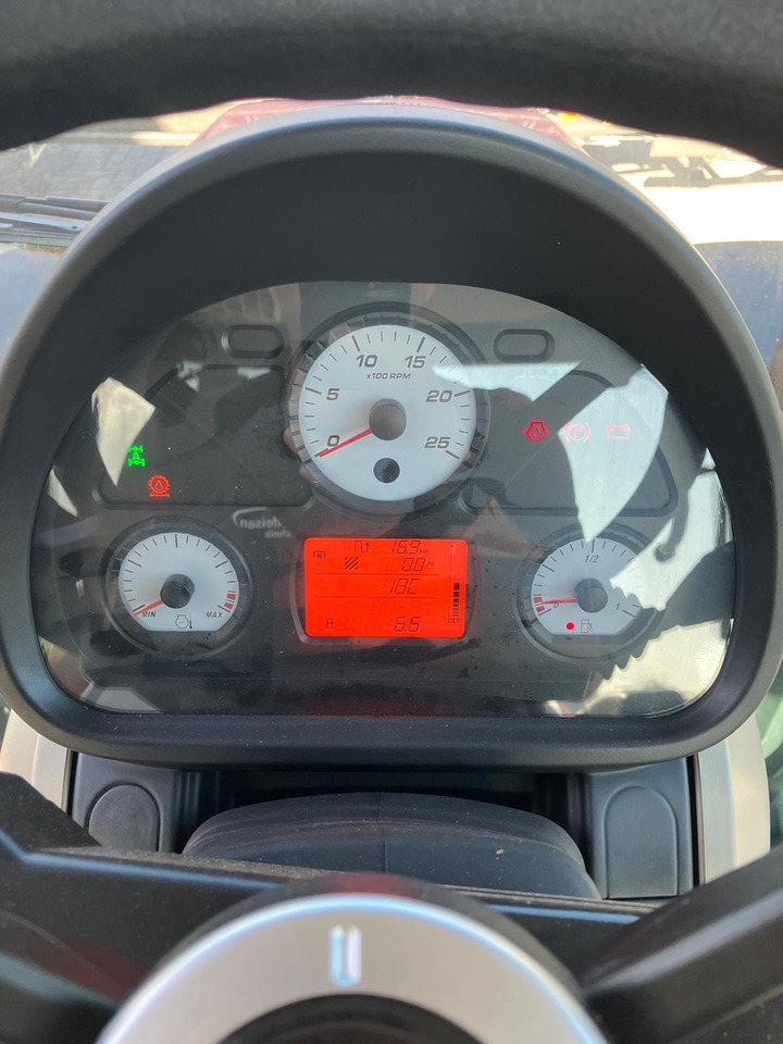 Massey Ferguson 5713 M 4WD Cab Essential - 拖拉机:图2 Massey Ferguson 5713 M 4WD Cab Essential - 拖拉机:图2