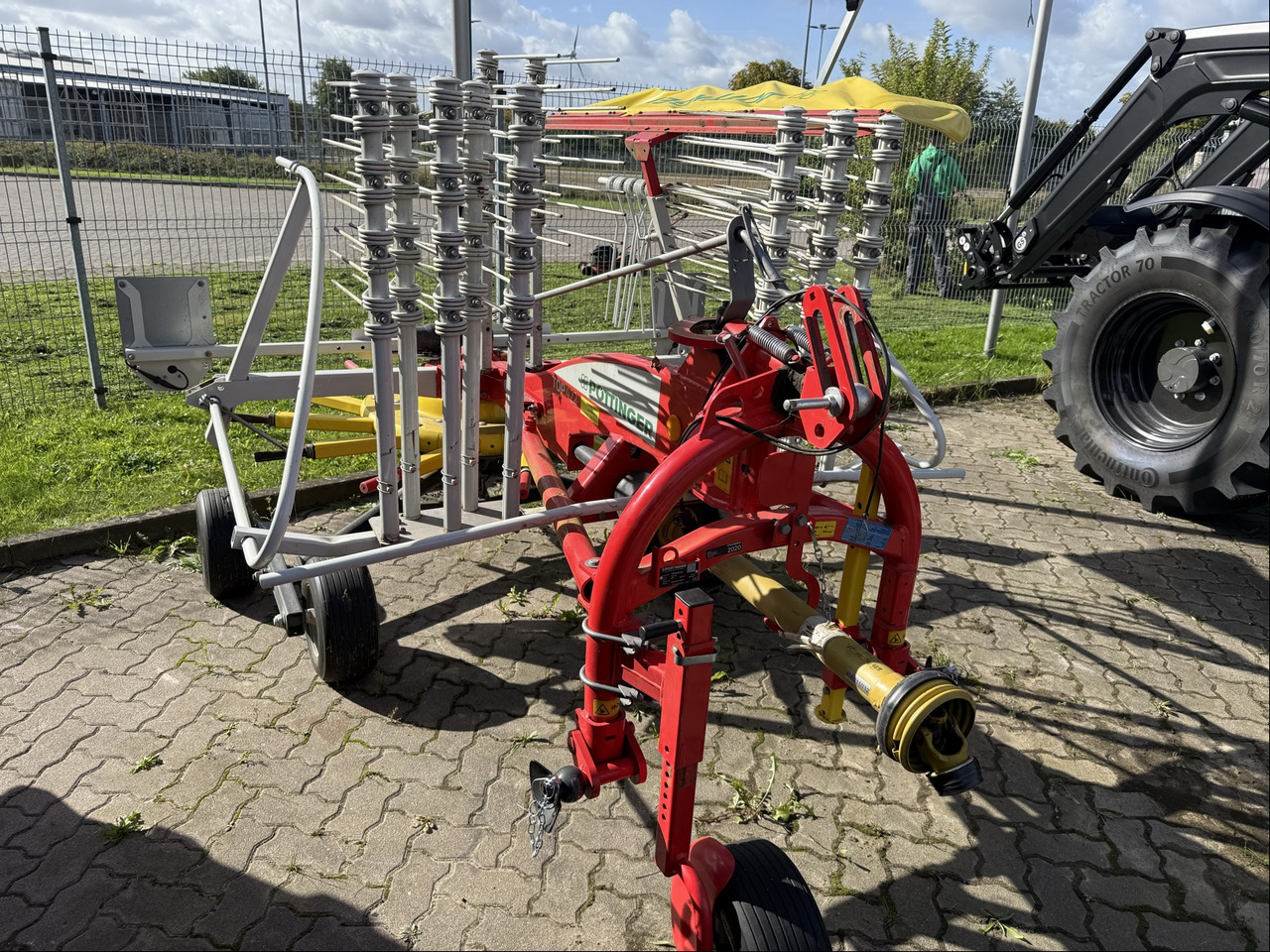 Pöttinger TOP 422 Einkreiselschwader - 翻草机/ 搂草机:图1 Pöttinger TOP 422 Einkreiselschwader - 翻草机/ 搂草机:图1