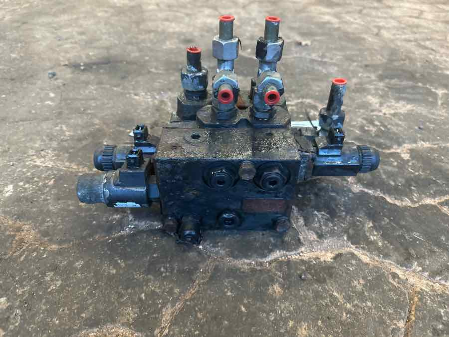 MAN STEERING VALVE 81.47103-6031 - 转向系统 适用于 卡车:图2 MAN STEERING VALVE 81.47103-6031 - 转向系统 适用于 卡车:图2