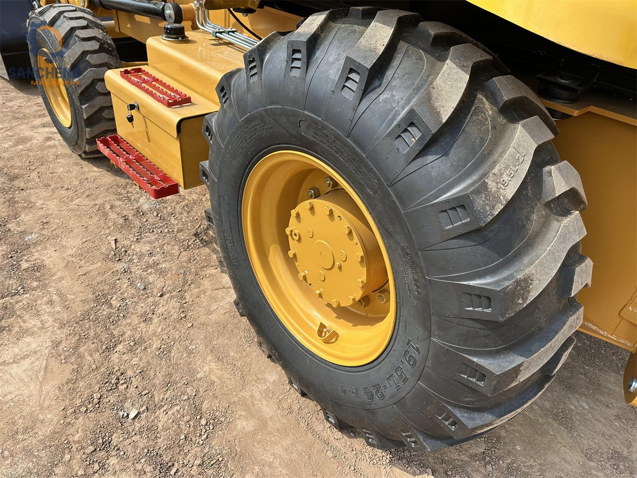 反铲装载机 CAT 420F2:图8 反铲装载机 CAT 420F2:图8