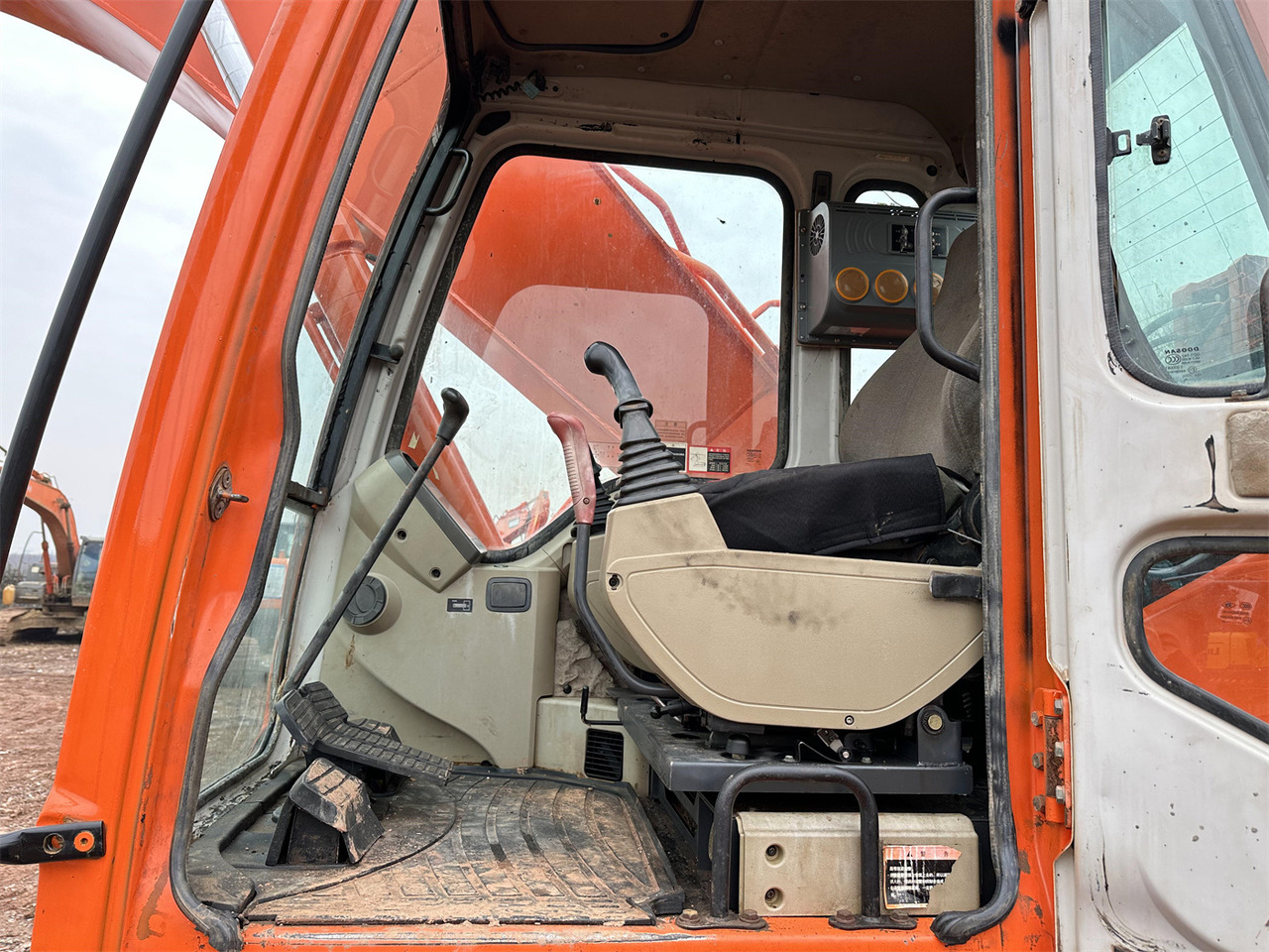 履带式挖掘机 DOOSAN DH220 excavator:图10 履带式挖掘机 DOOSAN DH220 excavator:图10
