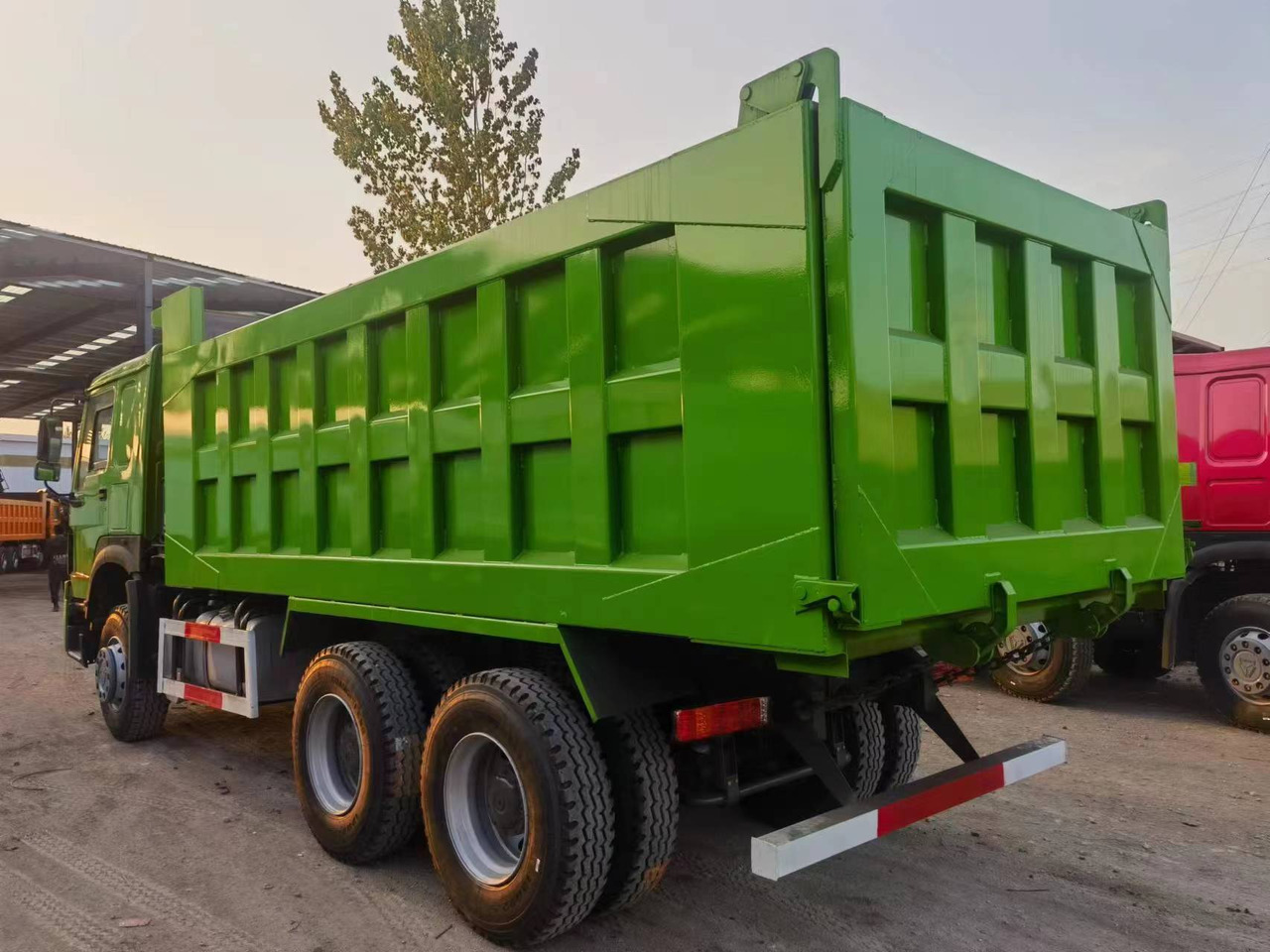 SINOTRUK HOWO 375hp 6X4 - 翻斗车:图3 SINOTRUK HOWO 375hp 6X4 - 翻斗车:图3