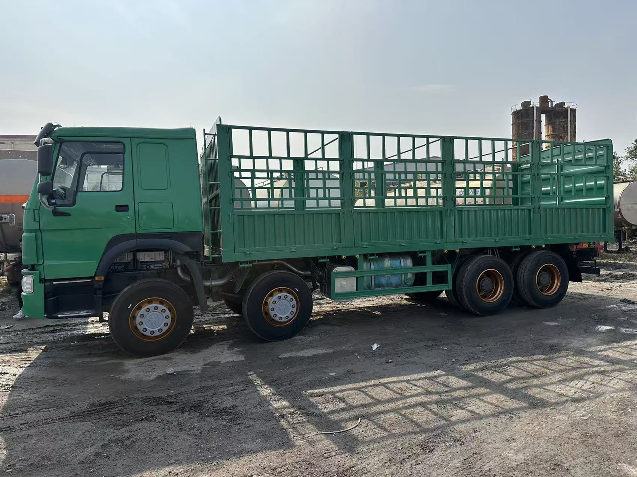 SINOTRUK HOWO 420hp 8x4 fence truck - 栏板式/ 平板卡车:图2 SINOTRUK HOWO 420hp 8x4 fence truck - 栏板式/ 平板卡车:图2