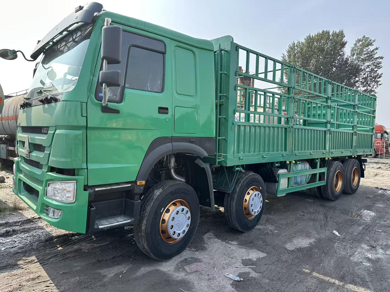 SINOTRUK HOWO 420hp 8x4 fence truck - 栏板式/ 平板卡车:图1 SINOTRUK HOWO 420hp 8x4 fence truck - 栏板式/ 平板卡车:图1