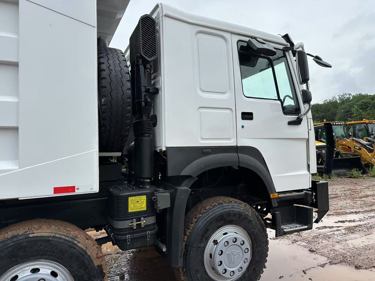 Sinotruk HOWO 371hp 8x4 tipper truck - 翻斗车:图5 Sinotruk HOWO 371hp 8x4 tipper truck - 翻斗车:图5