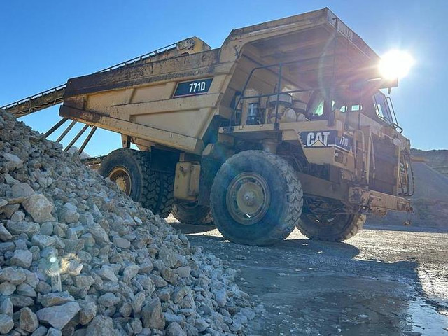 Caterpillar 771D - 自卸车:图2 Caterpillar 771D - 自卸车:图2