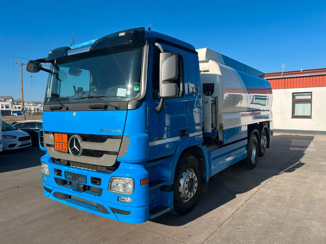 Mercedes-Benz ACTROS 2544 * 3 KAMMER * OBEN/UNTEN * LIFT * - 罐车:图1 Mercedes-Benz ACTROS 2544 * 3 KAMMER * OBEN/UNTEN * LIFT * - 罐车:图1